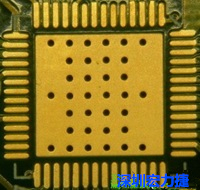 這是最不好的通孔設(shè)計，貫穿通孔直接擺放于QFN的接地散熱墊上，制造上無法確保其錫量，也就無法確保焊接良好。