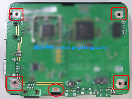 手動去綠漆。使用傳統(tǒng)的刀片去除綠漆后的效果。