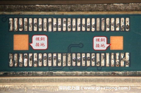 把板對板連接器全部移除，發(fā)現(xiàn)其下方板子共有兩個裸銅的方形設(shè)計。