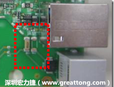 有人認為電容旁邊已經(jīng)有螺絲將電路板固定于機殼上了，不應該發(fā)生電路板彎曲的現(xiàn)象才對。