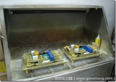 使用噴涂(Spraying)方式作業(yè)conformal coating時(shí)，需設(shè)備抽真空的設(shè)備，否則噴涂的物質(zhì)會(huì)飄散到空氣當(dāng)中，影響人體的健康。