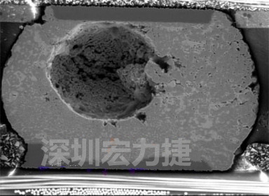 錫球氣泡大到足以影響到焊接的品質(zhì)，下圖是錫球切片后的剖面，可以很明顯看到氣泡已經(jīng)有錫球的 1/3 大了