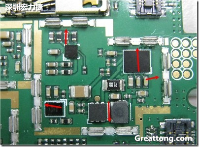圖中顯示一塊電路板使用這種屏蔽夾(shielding clip)的實(shí)例?；旧衔覀?cè)趶澖堑牡胤蕉荚O(shè)計(jì)擺放了一個(gè)屏蔽夾，這樣可以讓作業(yè)員比較方便安裝屏蔽罩(shielding can)時(shí)的對(duì)位準(zhǔn)確。然后在其他沒有屏蔽夾的地方也設(shè)計(jì)了一些接地的布線，一來可以稍微提升屏蔽罩的電磁隔絕能力，另一方面也可以為屏蔽夾無效時(shí)，馬上可以更改為屏蔽框，而無需要重新設(shè)計(jì)電路板。