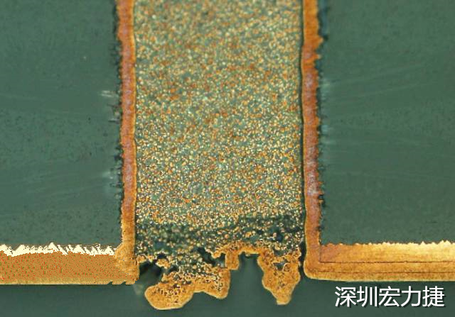 PCB設(shè)計(jì)之導(dǎo)電孔塞孔工藝 導(dǎo)電孔Via hole又名導(dǎo)通孔，為了達(dá)到客戶要求，導(dǎo)通孔必須塞孔，經(jīng)過大量的實(shí)踐，改變傳統(tǒng)的鋁片塞孔工藝，用白網(wǎng)完成板面阻焊與塞孔。生產(chǎn)穩(wěn)定，質(zhì)量可靠。