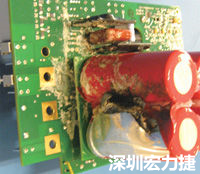 元件選擇不當(dāng)導(dǎo)致大量電流或電壓流經(jīng)電路，將會(huì)發(fā)生像這個(gè)燒融電容器的損壞情形。