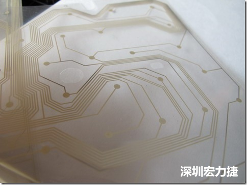 下面第二個圖則是另一片也有著按鍵線路的PTF，當上、下兩面PTF的按鍵結點互相接觸后就可以計算出是哪個按鍵被按下了?？墒钱敯存I沒有按下時，上下兩片PTF的線路則是分開的，所以上圖那片PTF的線路上面其實還另外覆蓋了另一層透明的PET作為絕緣層，只露出了需要在鍵盤按下時才會碰觸的接觸點，因為這些材質使用的都是Polymer，所以才撐這樣的技術為Polydome(聚合簧片)。