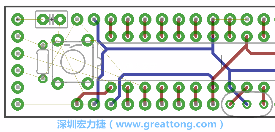 到目前為止，你應(yīng)該只剩下四個部分還未進(jìn)行布線，10K重置上拉電阻器、重置電容和1×6的序列排針。