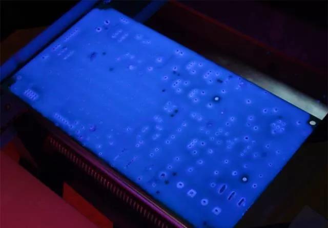 經(jīng)過(guò)涂覆工藝后的PCB，在紫光燈下的拍攝效果，原來(lái)coating也可以這么美！