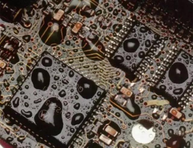經(jīng)過(guò)涂覆工藝后的PCB，在表面形成透明的保護(hù)膜，能有效防止水珠和潮氣侵入，避免漏電和短路。